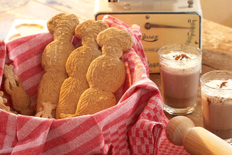 speculaaspoppen in mandje met theedoek en drinken